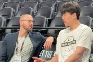 小吧直击：杨瀚森赛前积极用英语与工作人员交流 绘声绘色~